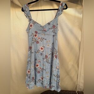Tilly’s Sky and Sparrow Light Blue Floral flowy mini dress
Size M